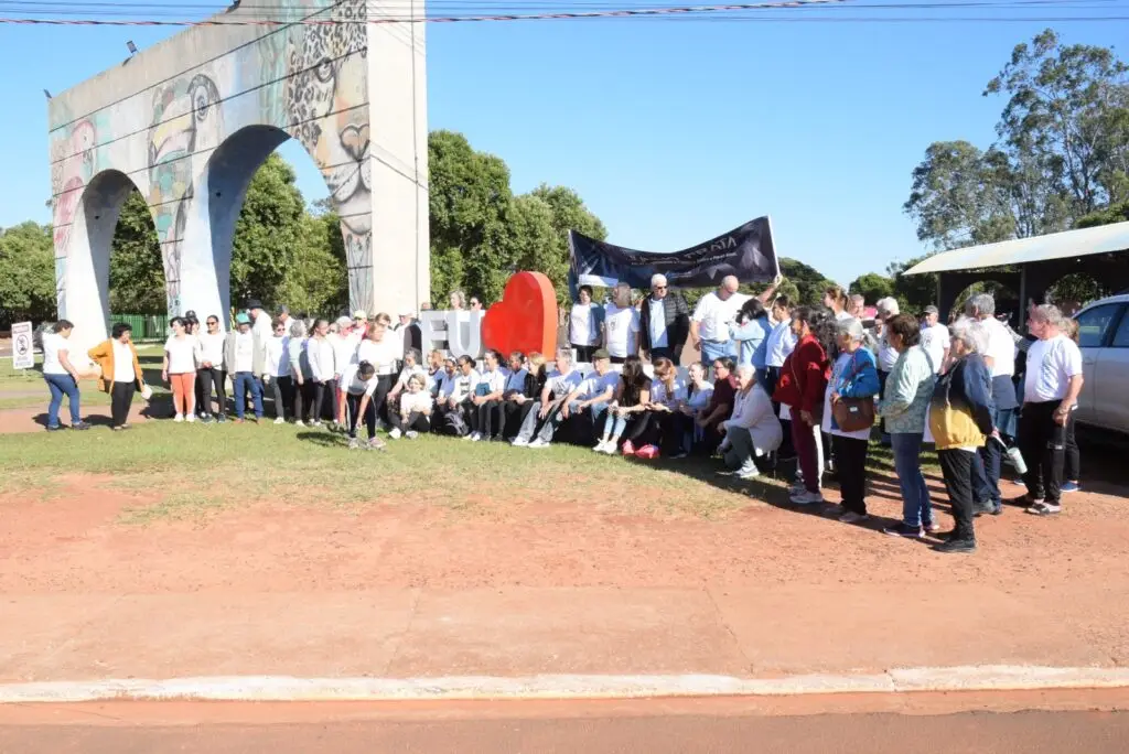 Grupo da Terceira Idade de Iguatemi participa de caminhada alusiva ao Junho Prata, mês de combate à violência contra a pessoa idosa