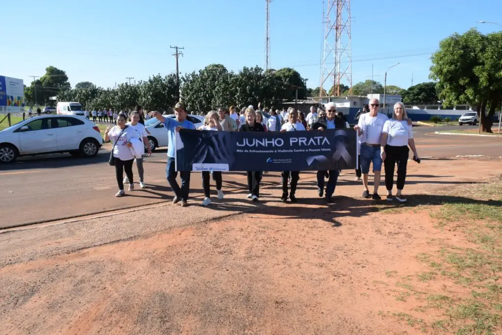 Grupo da Terceira Idade de Iguatemi participa de caminhada alusiva ao Junho Prata, mês de combate à violência contra a pessoa idosa