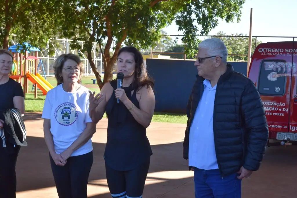 Grupo da Terceira Idade de Iguatemi participa de caminhada alusiva ao Junho Prata, mês de combate à violência contra a pessoa idosa