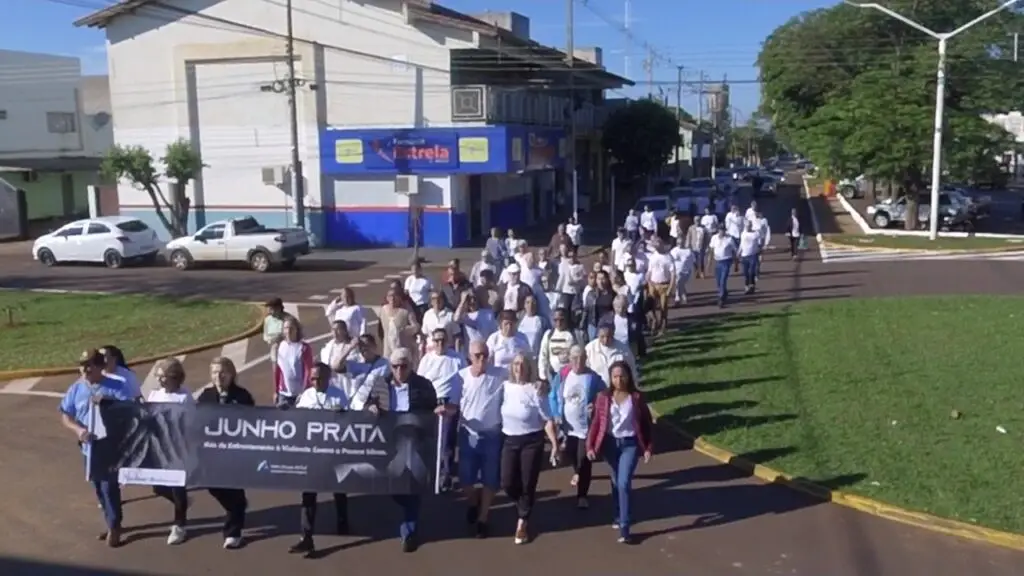Grupo da Terceira Idade de Iguatemi participa de caminhada alusiva ao Junho Prata, mês de combate à violência contra a pessoa idosa