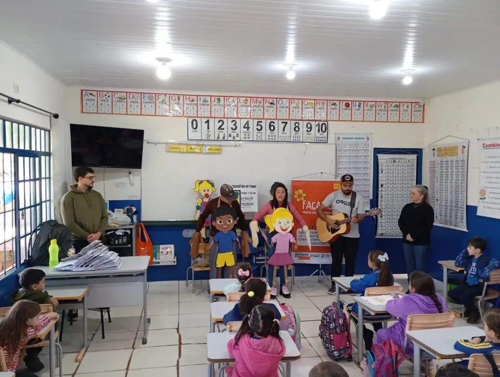 Secretaria de Assistência Social através do CREAS desenvolve palestras referente ao Dia Nacional de Combate ao Abuso e a Exploração Sexual Contra Criança Secretaria de Assistência Social através do CREAS desenvolve palestras referente ao Dia Nacional de Combate ao Abuso e a Exploração Sexual Contra Criança