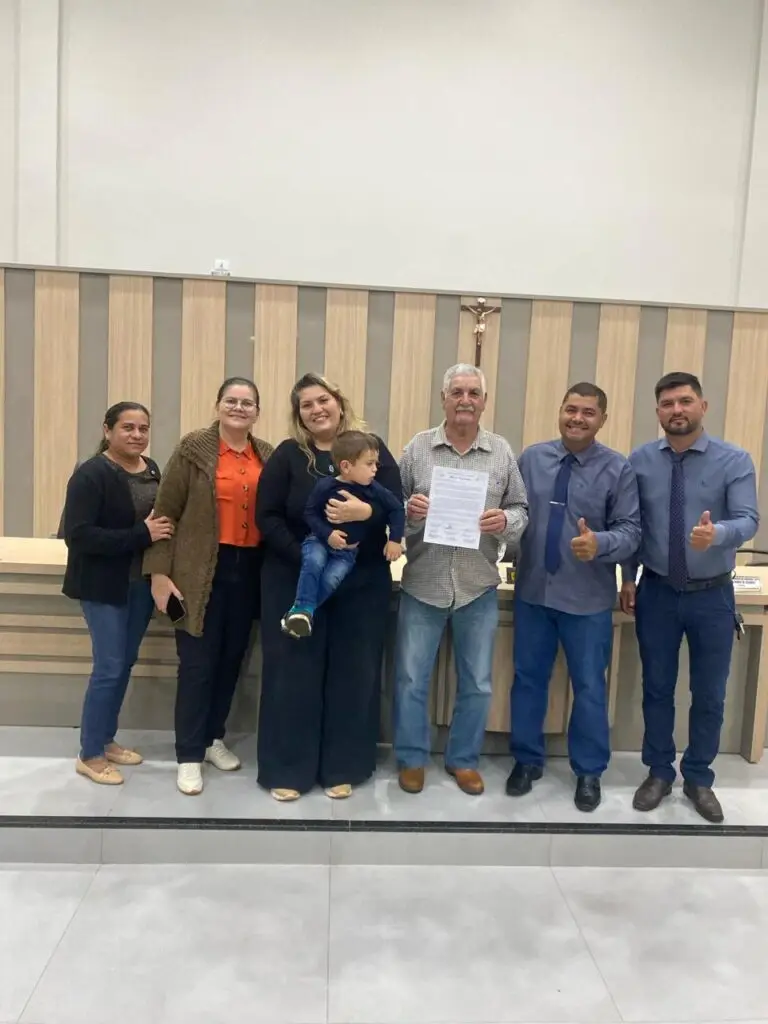 Câmara de Paranhos homenageia servidor com 30 anos de dedicação ao município Câmara de Paranhos homenageia servidor com 30 anos de dedicação ao município