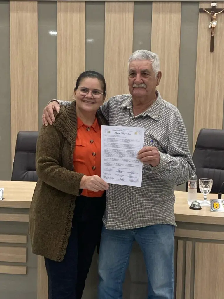 Câmara de Paranhos homenageia servidor com 30 anos de dedicação ao município Câmara de Paranhos homenageia servidor com 30 anos de dedicação ao município