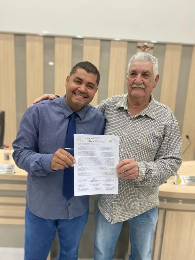 Câmara de Paranhos homenageia servidor com 30 anos de dedicação ao município Câmara de Paranhos homenageia servidor com 30 anos de dedicação ao município