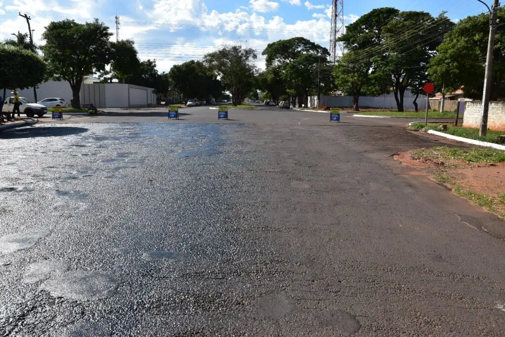 Iguatemi é um verdadeiro canteiro de obras, com rede de drenagem, recapeamento e pavimentação asfáltica no perímetro urbano Iguatemi é um verdadeiro canteiro de obras, com rede de drenagem, recapeamento e pavimentação asfáltica no perímetro urbano