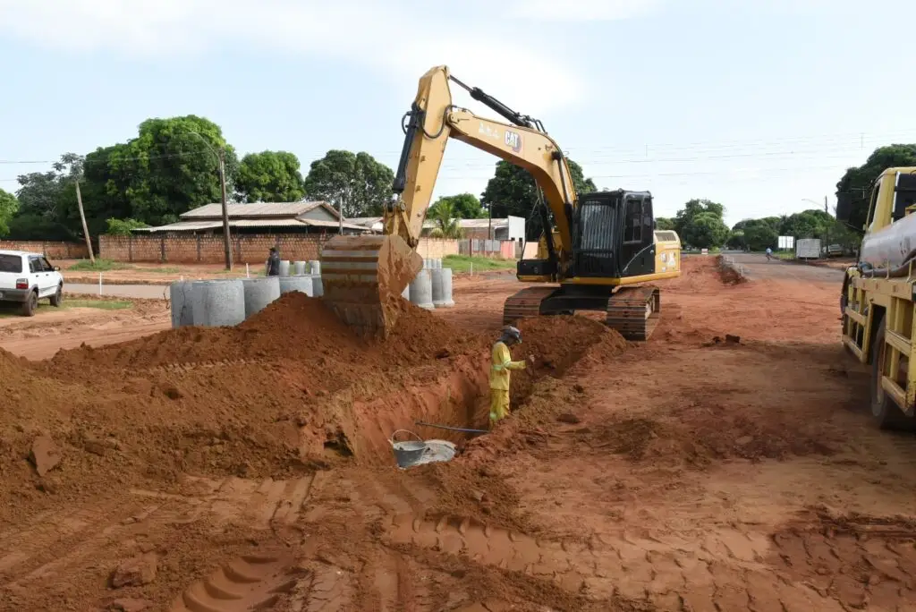 Iguatemi é um verdadeiro canteiro de obras, com rede de drenagem, recapeamento e pavimentação asfáltica no perímetro urbano Iguatemi é um verdadeiro canteiro de obras, com rede de drenagem, recapeamento e pavimentação asfáltica no perímetro urbano