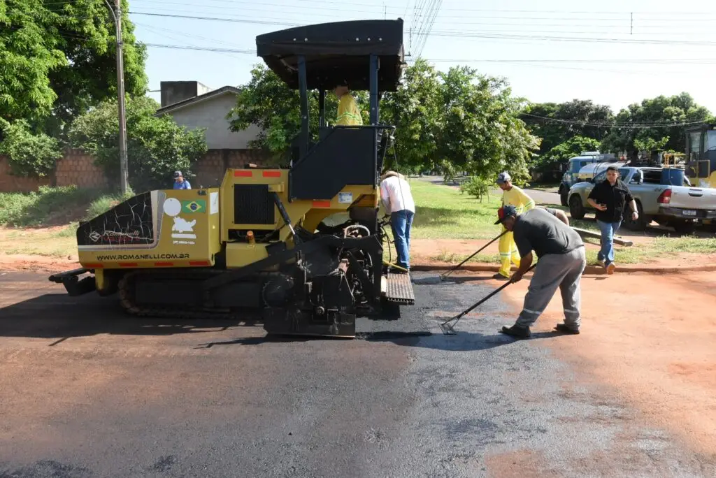 Iguatemi é um verdadeiro canteiro de obras, com rede de drenagem, recapeamento e pavimentação asfáltica no perímetro urbano Iguatemi é um verdadeiro canteiro de obras, com rede de drenagem, recapeamento e pavimentação asfáltica no perímetro urbano