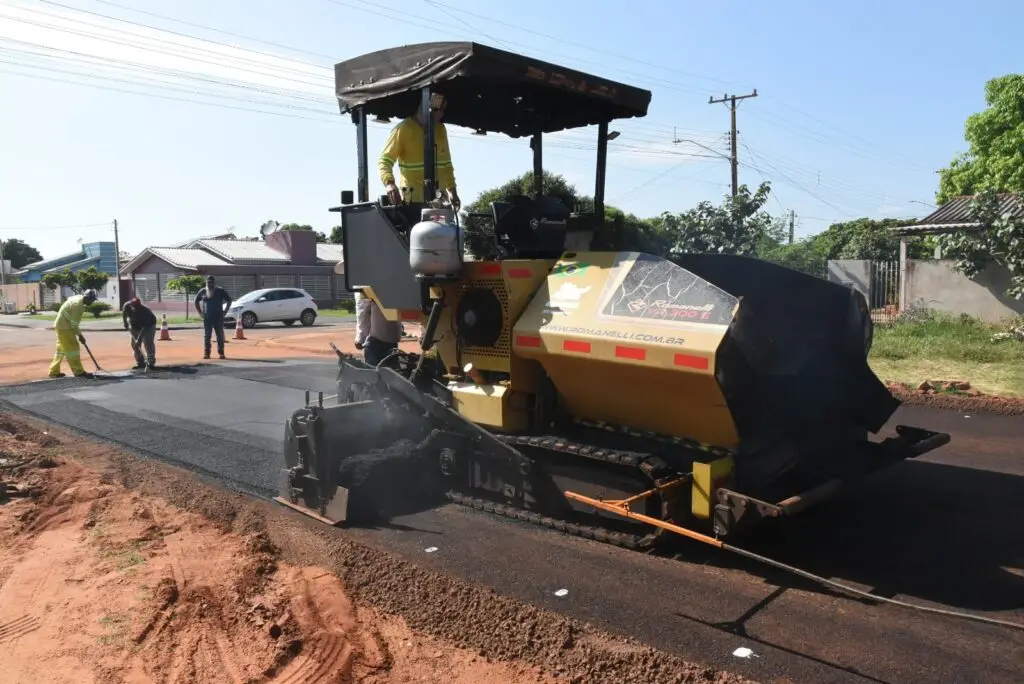Iguatemi é um verdadeiro canteiro de obras, com rede de drenagem, recapeamento e pavimentação asfáltica no perímetro urbano Iguatemi é um verdadeiro canteiro de obras, com rede de drenagem, recapeamento e pavimentação asfáltica no perímetro urbano