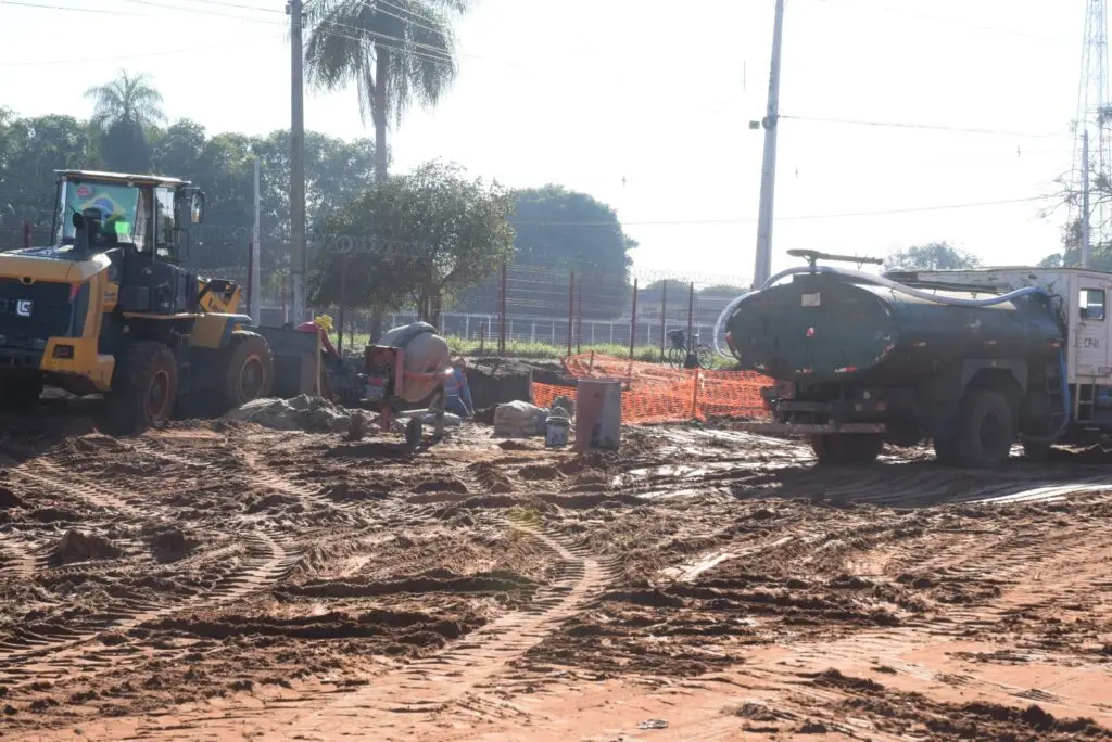 Iguatemi: Obras de drenagem nos bairros Vila Nova e Vila Nova Esperança são retomadas após período de fortes chuvas Iguatemi: Obras de drenagem nos bairros Vila Nova e Vila Nova Esperança são retomadas após período de fortes chuvas
