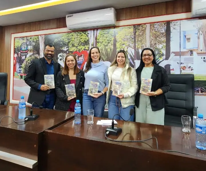 Caarapó: Emoção marca noite de lançamento de livro da professora Luciene Barbosa Caarapó: Emoção marca noite de lançamento de livro da professora Luciene Barbosa