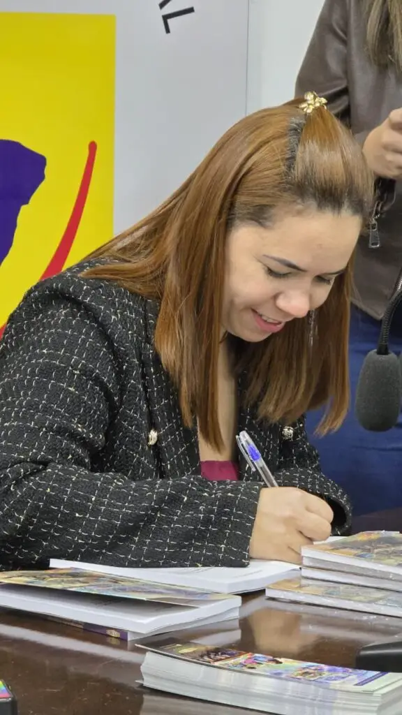 Caarapó: Emoção marca noite de lançamento de livro da professora Luciene Barbosa Caarapó: Emoção marca noite de lançamento de livro da professora Luciene Barbosa