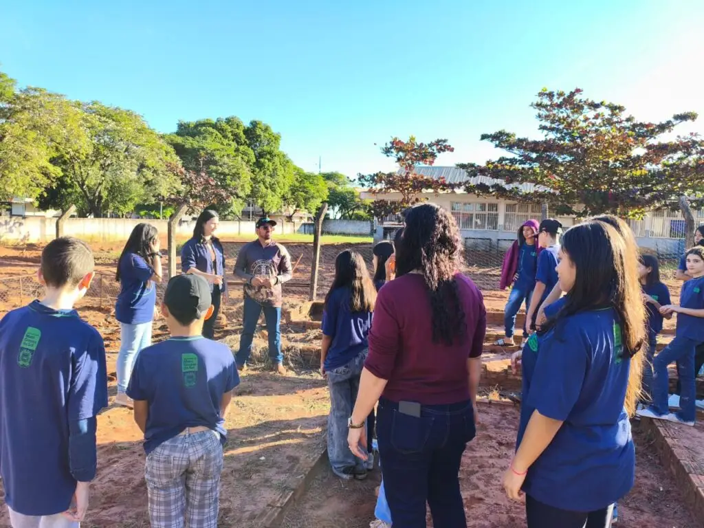 Escola estadual desenvolve prática do cultivo da mandioca em Iguatemi Escola estadual desenvolve prática do cultivo da mandioca em Iguatemi