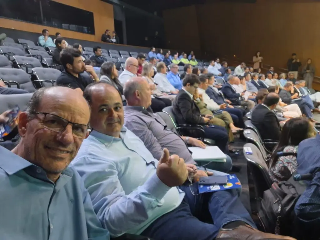 Em Campo Grande, prefeito de Amambai articula parceria com a FIEMS para garantir economia na conta de energia Em Campo Grande, prefeito de Amambai articula parceria com a FIEMS para garantir economia na conta de energia
