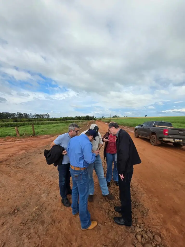 Vistoria define melhorias em estradas rurais com foco em drenagem e cascalhamento em Amambai Vistoria define melhorias em estradas rurais com foco em drenagem e cascalhamento em Amambai