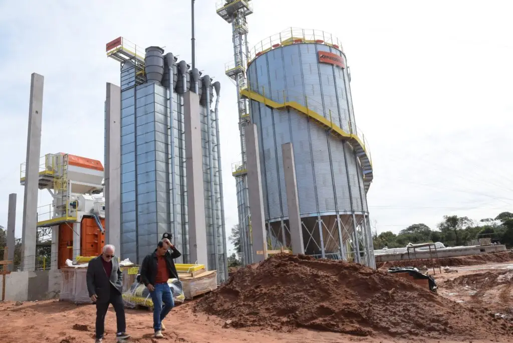 Prefeito Lídio Ledesma visita instalações da Cooperschutz, empresa que reforçará o agronegócio de Iguatemi e região Prefeito Lídio Ledesma visita instalações da Cooperschutz, empresa que reforçará o agronegócio de Iguatemi e região