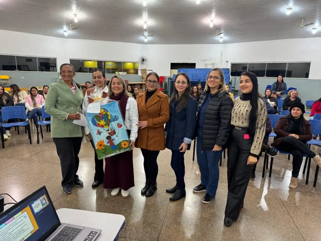 Com olhar de mãe atípica, Lia Nogueira participa de formação sobre Educação Especial