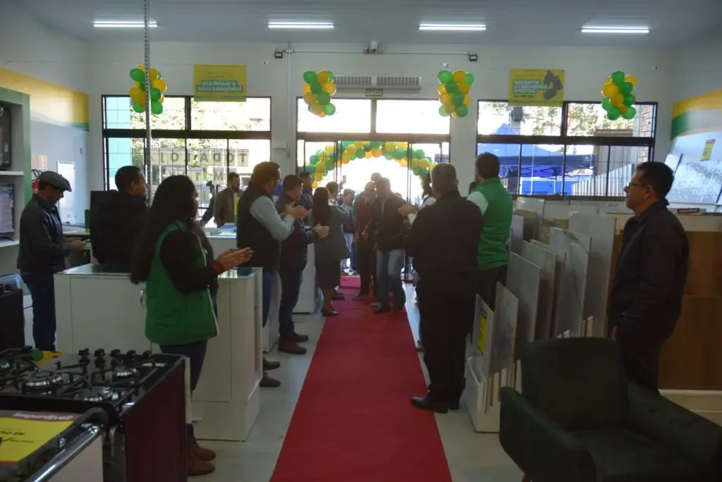 Prefeito Dr. Lídio e autoridades prestigiam a inauguração da filial das Lojas Quero-Quero S.A. em Iguatemi