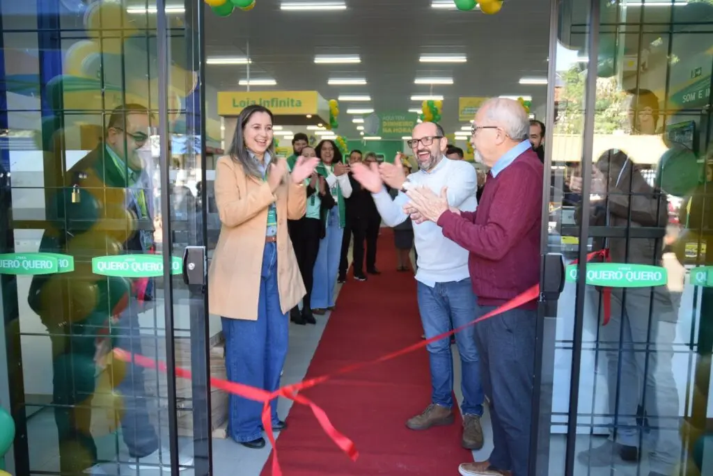 Prefeito Dr. Lídio e autoridades prestigiam a inauguração da filial das Lojas Quero-Quero S.A. em Iguatemi