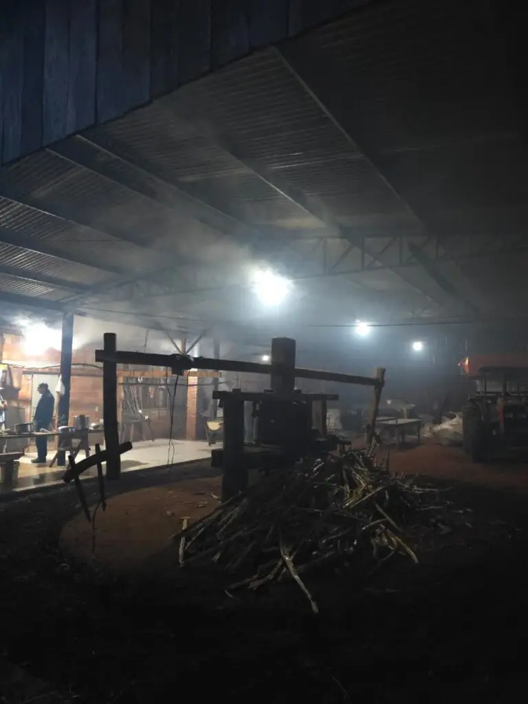 Visita do prefeito Sergio Barbosa destaca tradição da produção artesanal no campo em Amambai