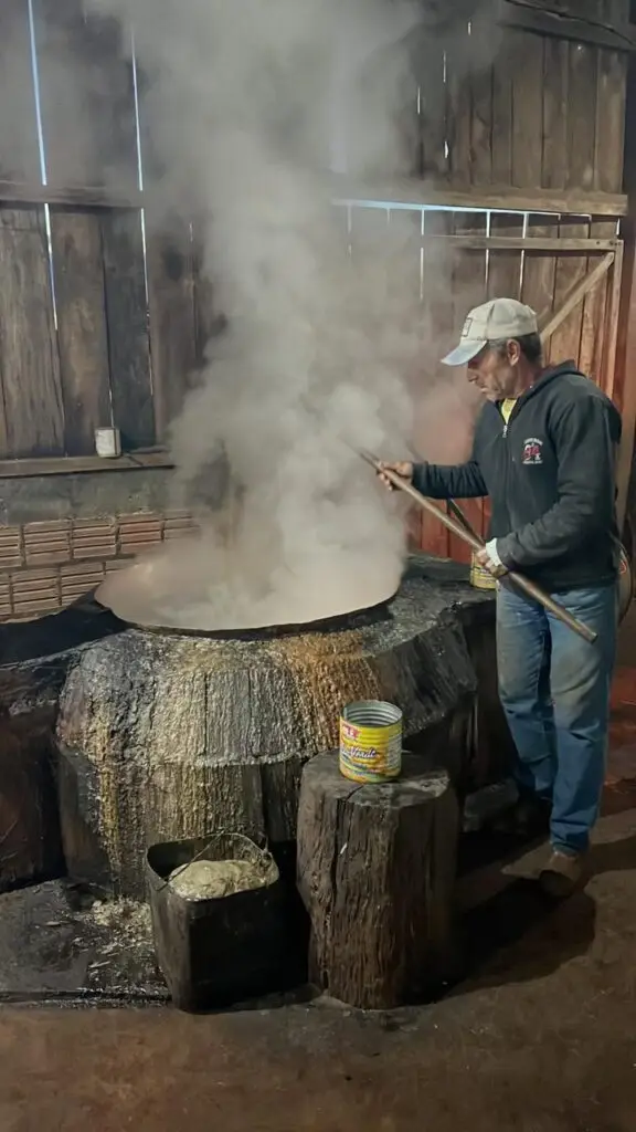Visita do prefeito Sergio Barbosa destaca tradição da produção artesanal no campo em Amambai