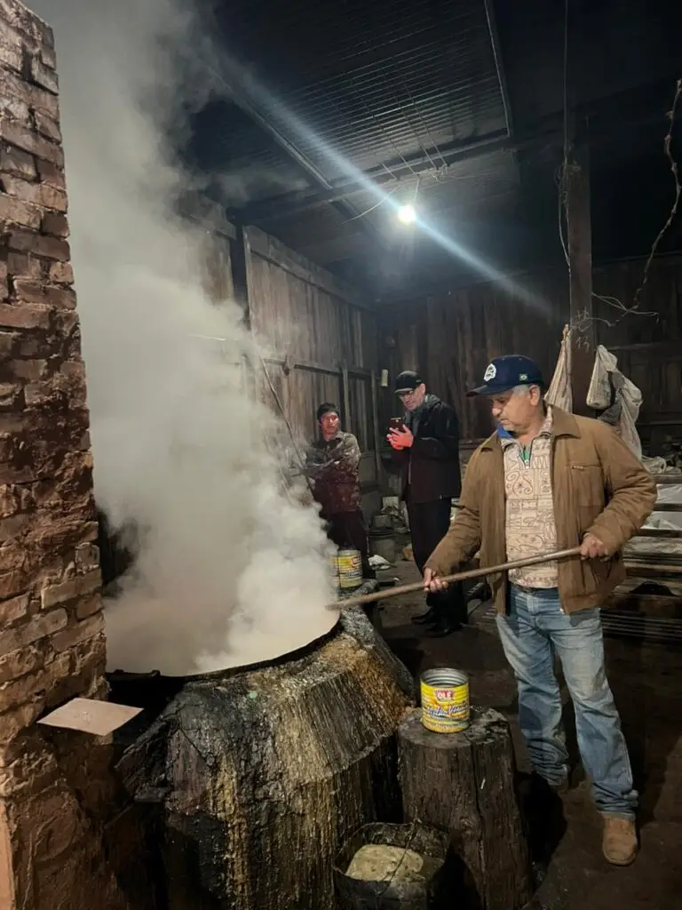 Visita do prefeito Sergio Barbosa destaca tradição da produção artesanal no campo em Amambai
