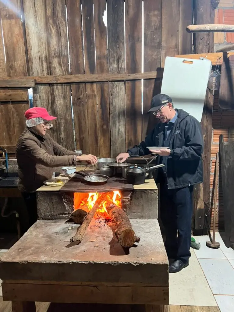 Visita do prefeito Sergio Barbosa destaca tradição da produção artesanal no campo em Amambai