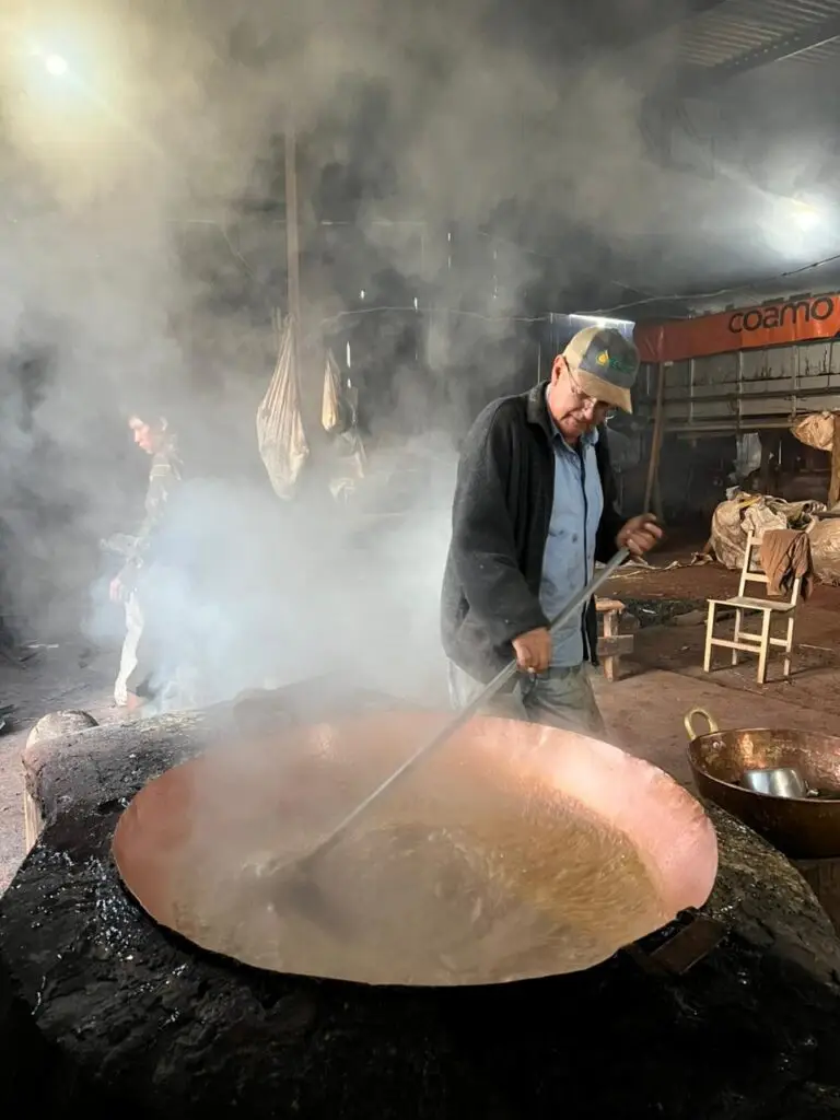 Visita do prefeito Sergio Barbosa destaca tradição da produção artesanal no campo em Amambai