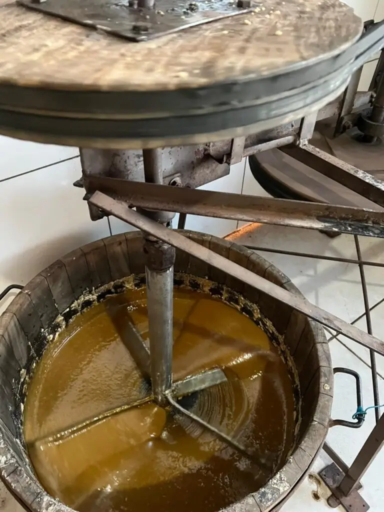 Visita do prefeito Sergio Barbosa destaca tradição da produção artesanal no campo em Amambai