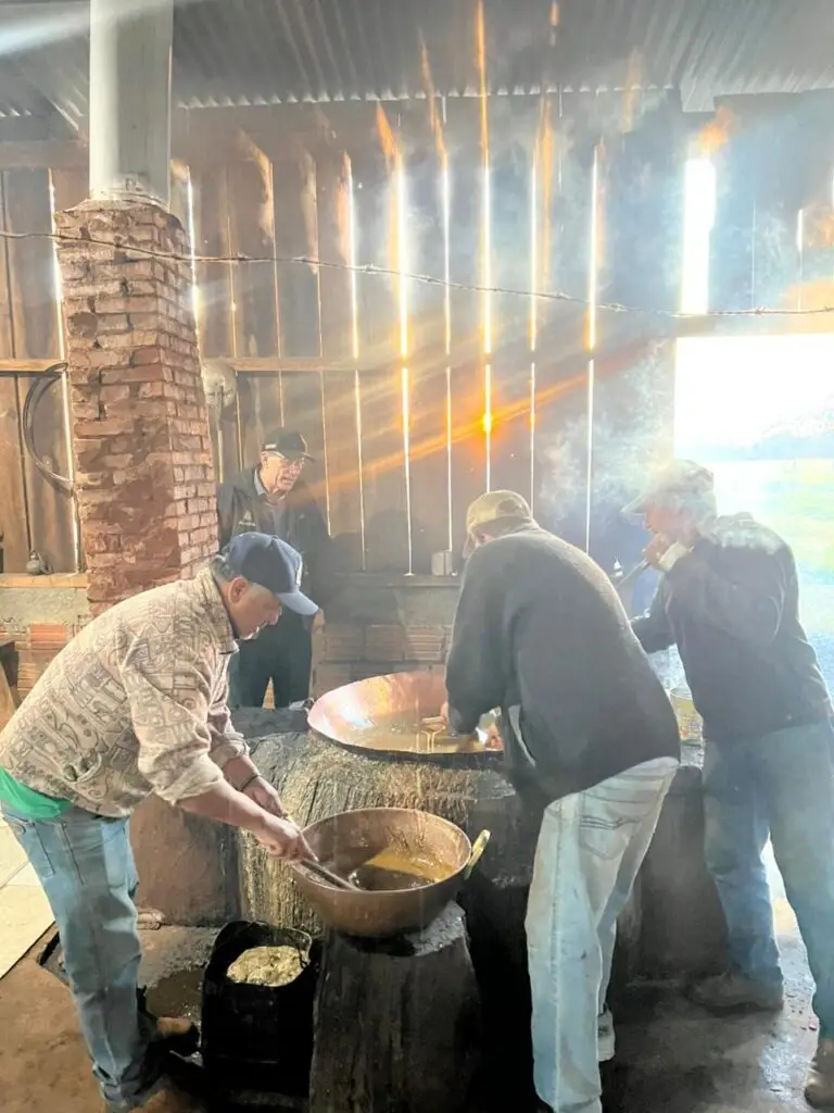 Visita do prefeito Sergio Barbosa destaca tradição da produção artesanal no campo em Amambai