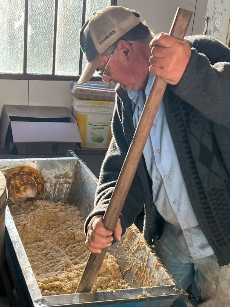 Visita do prefeito Sergio Barbosa destaca tradição da produção artesanal no campo em Amambai