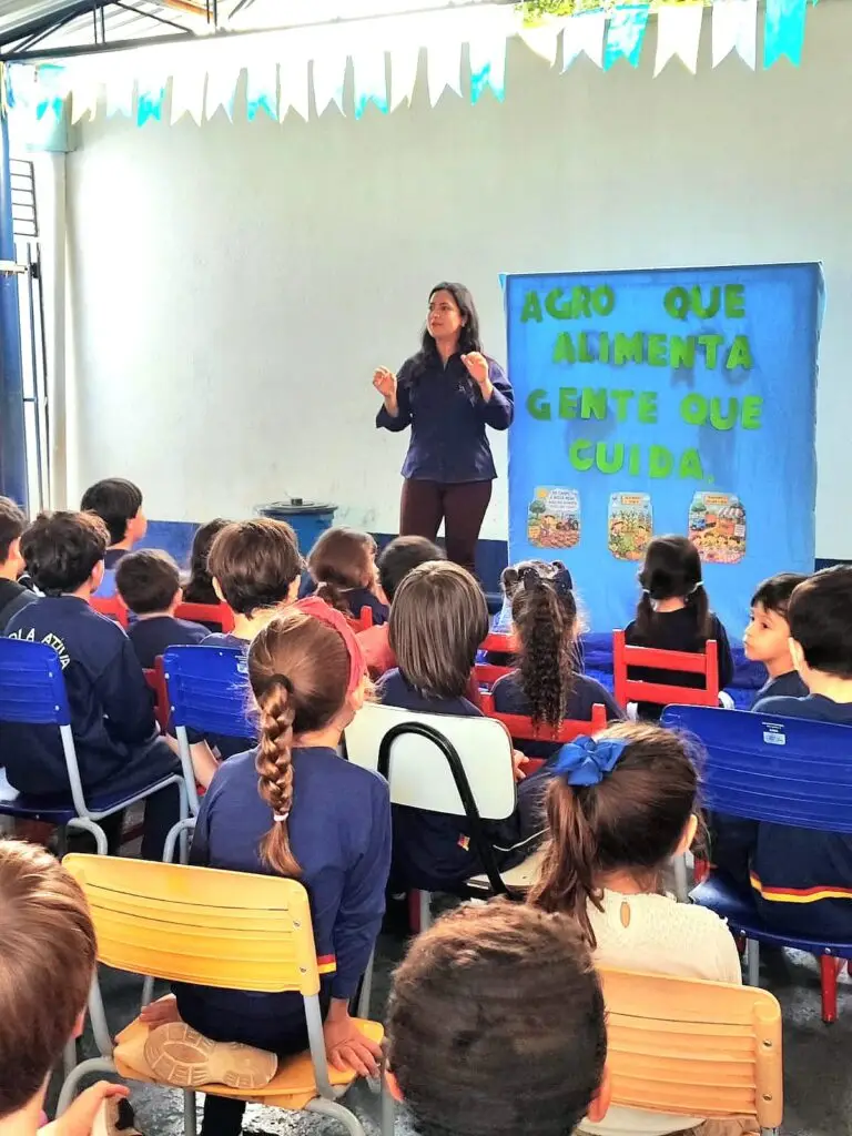 Palestra com o tema "Do Campo à Mesa" foi realizada na Escola Ativa pela Secretaria de Desenvolvimento Econômico de Iguatemi Palestra com o tema "Do Campo à Mesa" foi realizada na Escola Ativa pela Secretaria de Desenvolvimento Econômico de Iguatemi