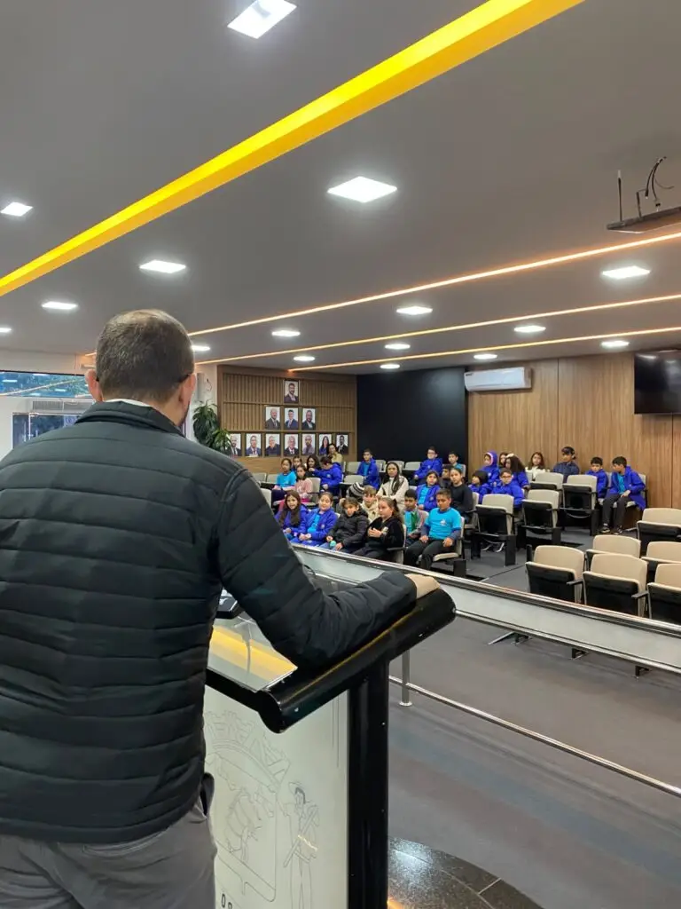 Caarapó: Flávio Augusto promove projeto de visitação ao Legislativo e recebe alunos da Escola Cândido Lemes Caarapó: Flávio Augusto promove projeto de visitação ao Legislativo e recebe alunos da Escola Cândido Lemes