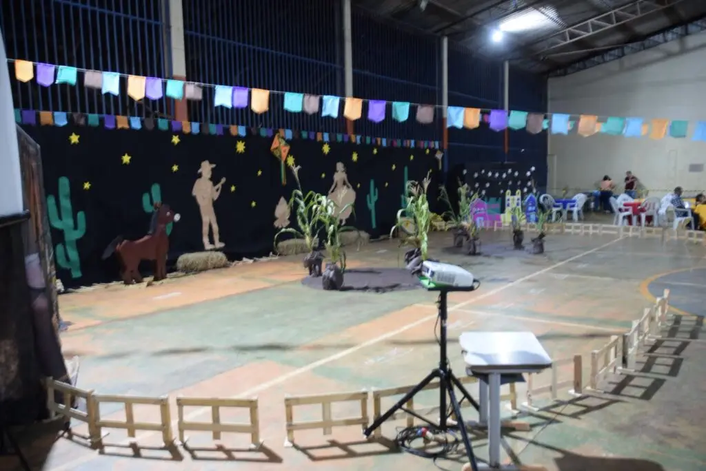 Festa julina da Educação Infantil Municipal reúne pais e familiares dos alunos em noite de belas apresentações em Iguatemi