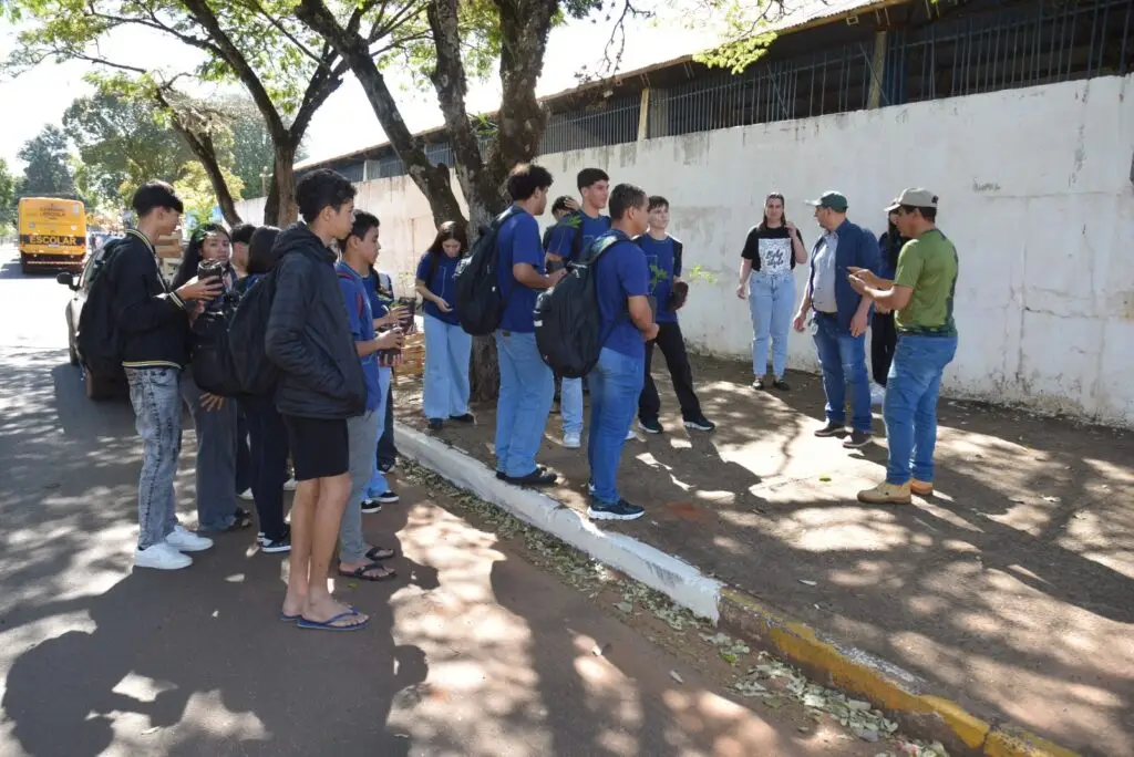 Iguatemi: Secretaria de Meio Ambiente promove plantio de árvores em frente à Escola Oito de Maio