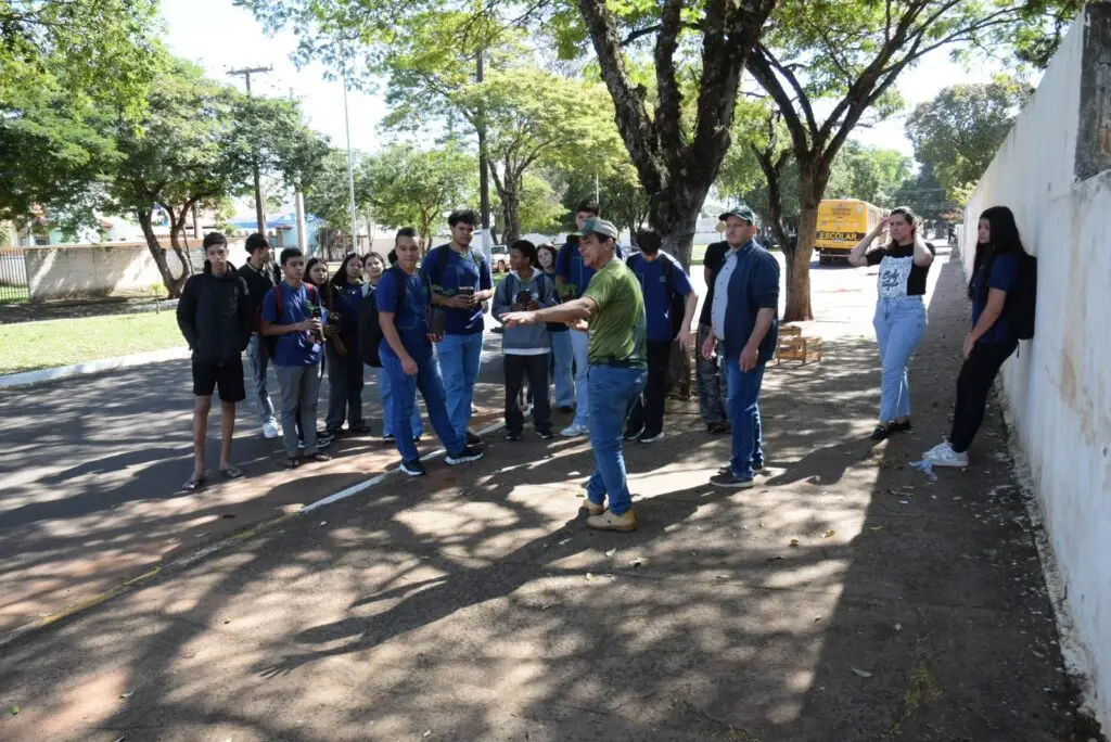 Iguatemi: Secretaria de Meio Ambiente promove plantio de árvores em frente à Escola Oito de Maio