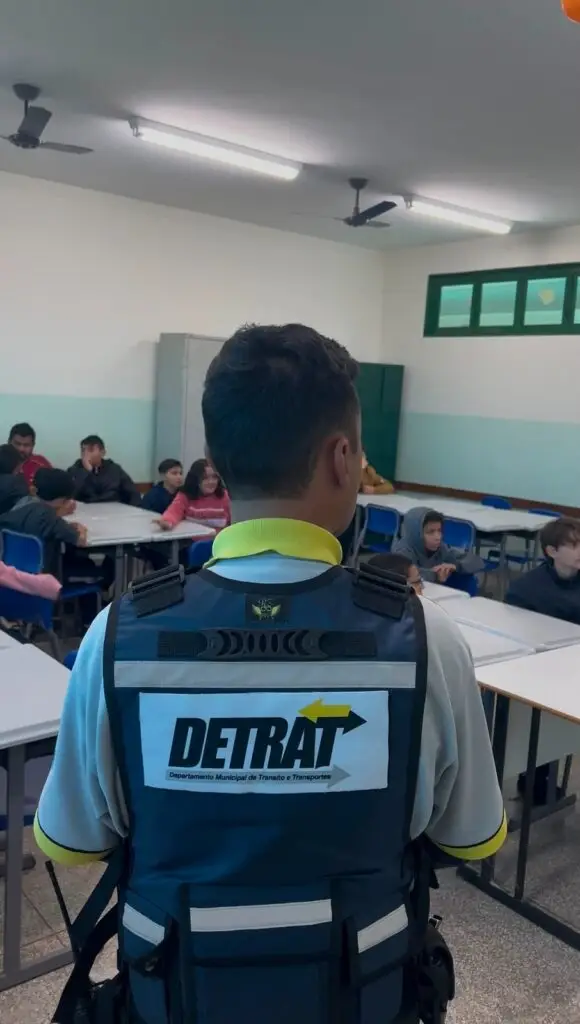 Prefeitura de Amambai, por meio do DETRAT, promove palestra sobre o uso seguro de patinetes na Escola Estadual Dom Aquino Corrêa