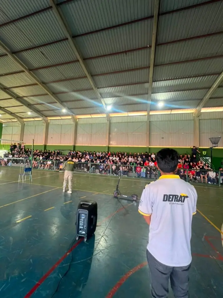 Prefeitura de Amambai, por meio do DETRAT, promove palestra sobre o uso seguro de patinetes na Escola Estadual Dom Aquino Corrêa
