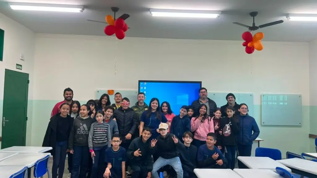 Prefeitura de Amambai, por meio do DETRAT, promove palestra sobre o uso seguro de patinetes na Escola Estadual Dom Aquino Corrêa