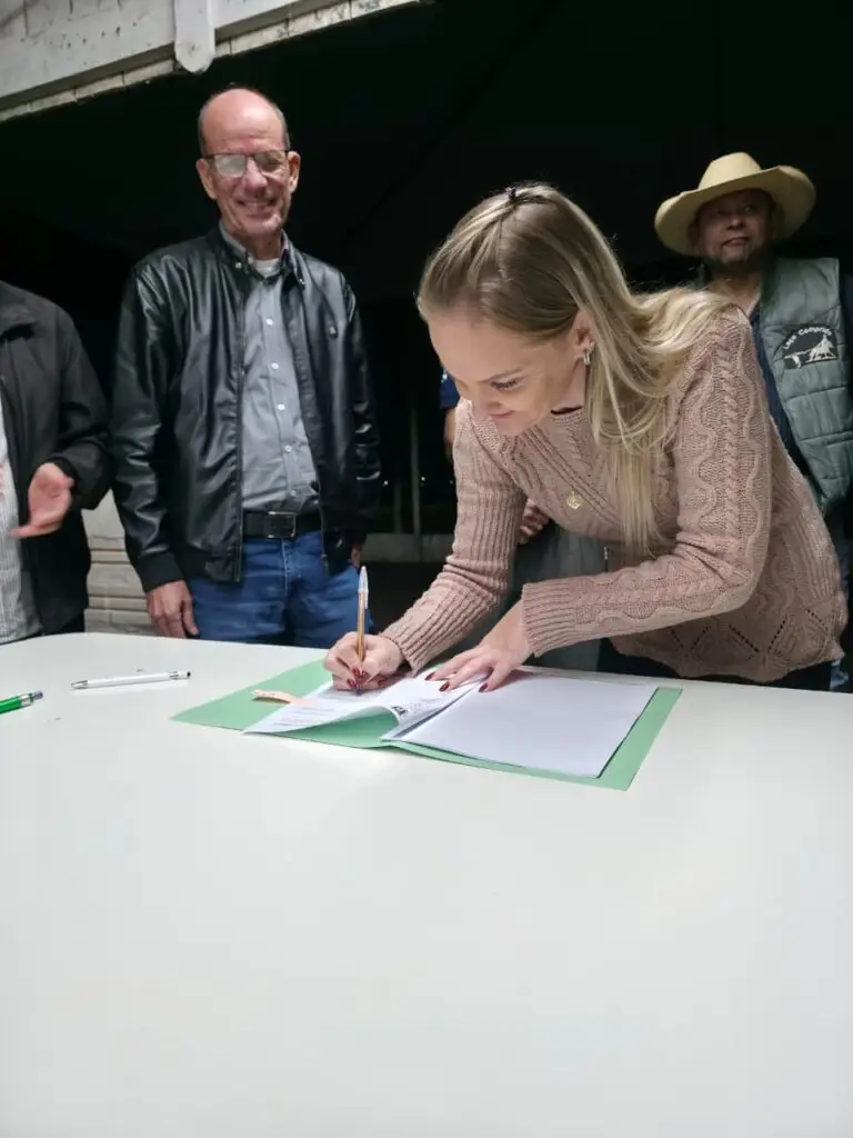 Prefeitura de Amambai firma convênio com o CTG Sentinela de Amambai para realização do 35º FEGAMS Prefeitura de Amambai firma convênio com o CTG Sentinela de Amambai para realização do 35º FEGAMS