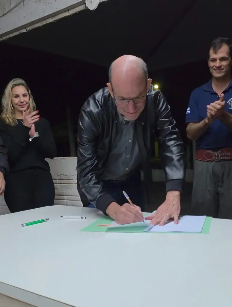 Prefeitura de Amambai firma convênio com o CTG Sentinela de Amambai para realização do 35º FEGAMS Prefeitura de Amambai firma convênio com o CTG Sentinela de Amambai para realização do 35º FEGAMS